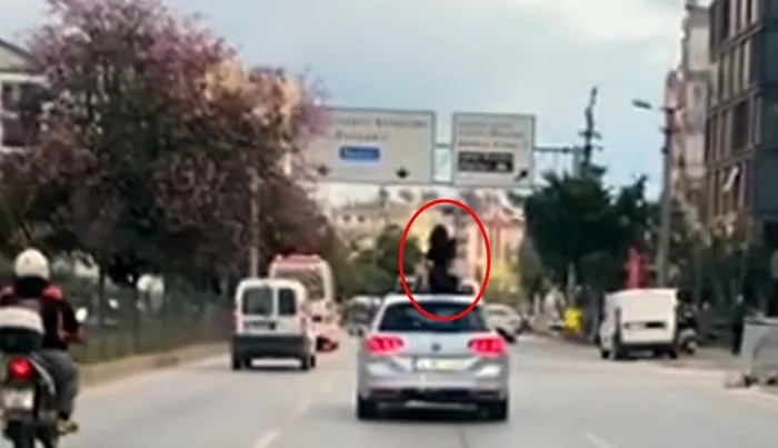 seyir-halindeki-aracin-uzerinde-dans-etti-1775894577788.jpg