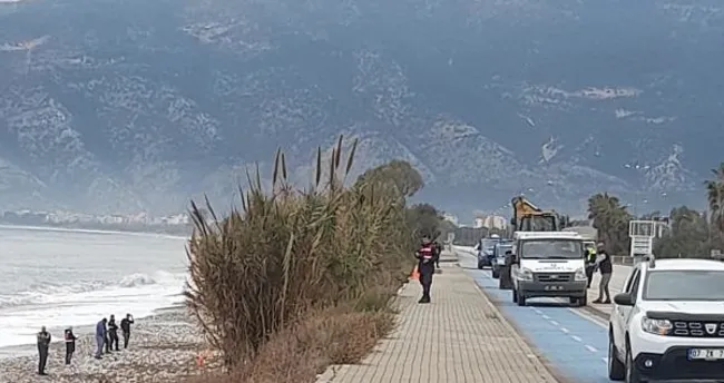 Antalya’da sahilde gömülü insan iskeleti bulundu Antalya’da sahilde gömülü insan iskeleti bulundu