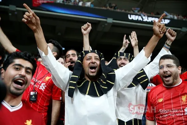 Tarihi karşılaşmada tribünlerden renkli kareler!