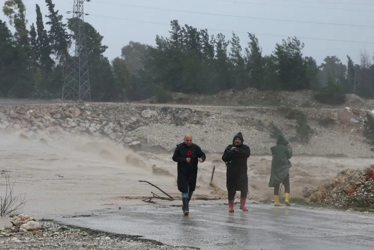 SON DAKİKA || Meteoroloji uyarmıştı: Antalya’dan korkunç görüntüler geliyor: Eve yıldırım düştü zannettik!