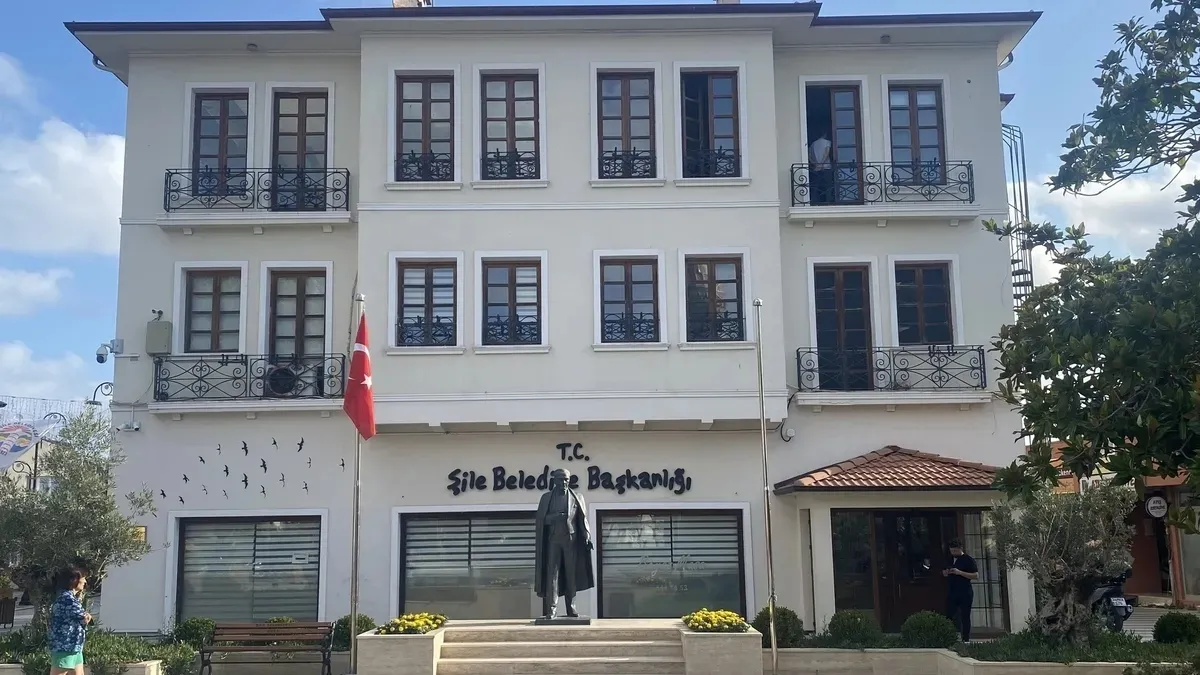 Şile Belediyesine yönelik soruşturmada gözaltına alınan 17 şüpheli adliyeye sevk edildi