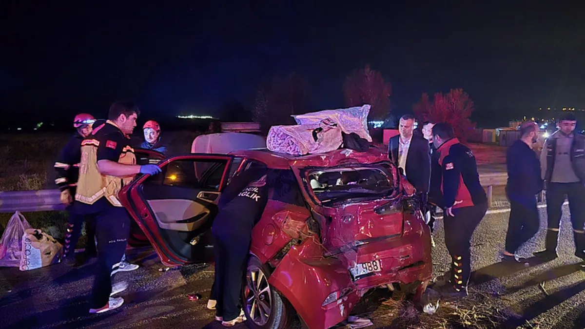Bolu’da tır otomobile çarptı: 3 yaralı Bolu’da tır otomobile çarptı: 3 yaralı