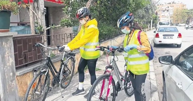 Bisikletliler yaşlılar için pedala basıyor