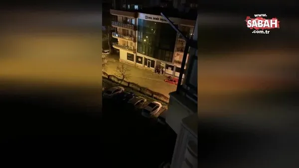 İzmir'de sel sularına kapılan aracını eliyle kurtarmaya çalışan vatandaş kamerada | Video