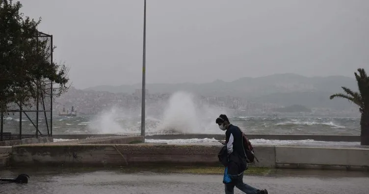 İzmir’i fırtına ve sağanak yağış vurdu... Cadde ve sokaklar göle döndü