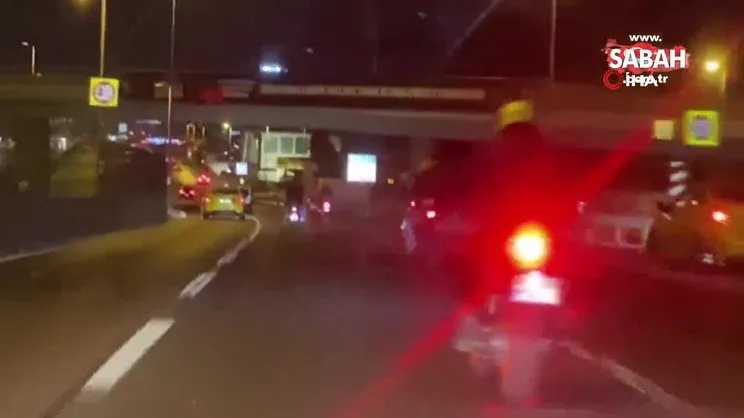 Motosikletli grubun tehlikeli yolculuğu kamerada: Seyir halindeyken yanındakine tekme attı | Video