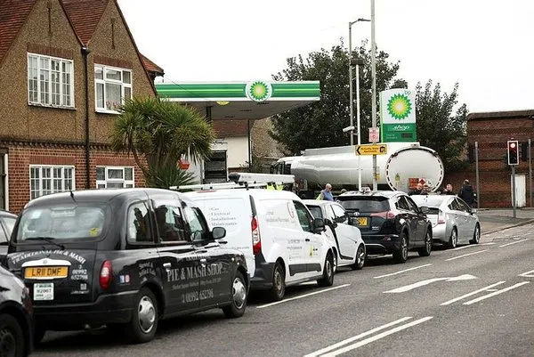 İngiltere'de akaryakıt krizi devam ediyor! Asker de soruna çare olamadı! 2 ingilterede akaryakit sorunu devam ediyor 1633459552126