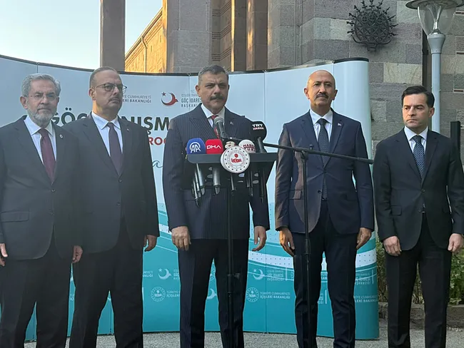 bakan-ciftciden-guvenli-okul-operasyonlarina-iliskin-aciklama-kararli-sekilde-devam-edecek-1789409022808.jpeg Okullarda güvenlik seferberliği! Bakan Çiftçi duyurdu: 7 bakanlık ortak protokol hazırladı