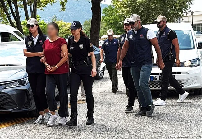 darbeci-fetocu-burkay-karatepenin-ablasi-tutuklandi-1786374149509.jpg Darbeci FETÖ'cü Burkay Karatepe'nin ablası tutuklandı!
