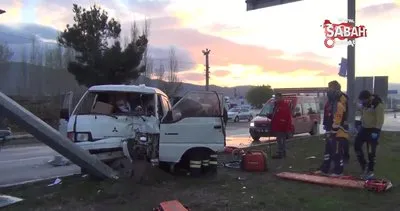 Panelvan direğe çarptı: Sıkışan sürücü güçlükle çıkarıldı! | Video
