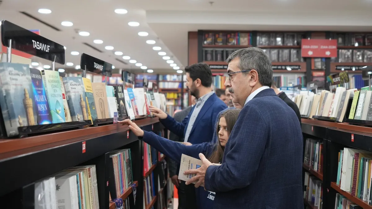 Bakan Tekin'den Özgür Öze'e boykot tepkisi: Bu aziz millet, sizlerin faşizan siyasetinize kendi emeğini yem etmeyecek