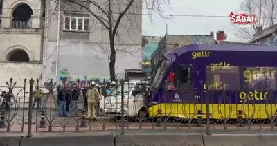 Tramvay, hatta giren kamyonete çarptı kamyonet sürücüsü yaralandı | Video
