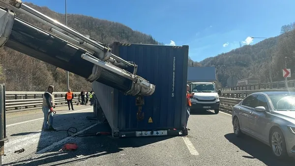 tem-otoyolunda-zincirleme-kaza-5-arac-birbirine-girdi-yaralilar-var-1775730428078.jpg