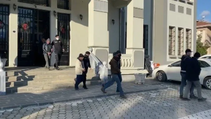 İzmir’de polisten tarihi eser kaçakçılarına operasyon: 9 gözaltı