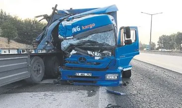 İki TIR’a çarpan kamyon hurdaya döndü