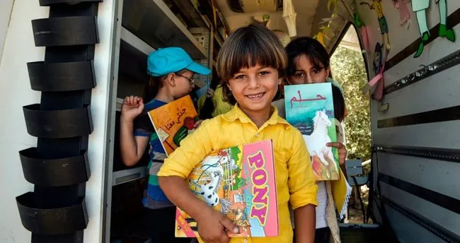 İşgalci İsrail güçleri Filistinli öğrencilerin kitaplarına el koydu İşgalci İsrail güçleri Filistinli öğrencilerin kitaplarına el koydu