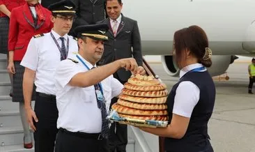 THY’nin İstanbul-Fergana seferini yapan ilk tarifeli uçağı Özbekistan’da törenle karşılandı
