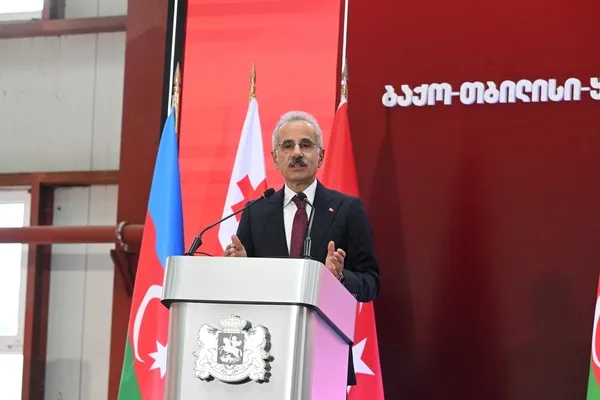 orta-koridorun-en-onemli-halkasi-devrede-baku-tiflis-kars-demir-yolu-tam-kapasiteyle-islemeye-basladi-1780405624206.jpg