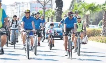 İzmirliler körfezi bisikletlerle geçti