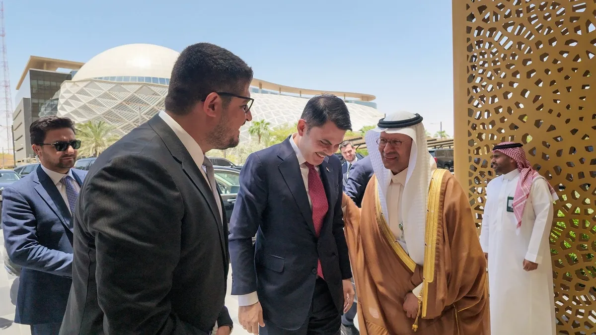 Bakan Kurum’dan Riyad’da kritik enerji diplomasisi! COP31 ve ’35’e 35′ hedefi masaya yatırıldı Bakan Kurum’dan Riyad’da kritik enerji diplomasisi! COP31 ve ’35’e 35′ hedefi masaya yatırıldı