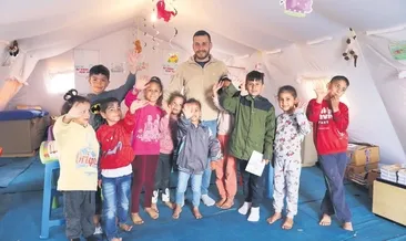 Minik depremzedelerin yüzleri gülüyor