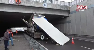 Niğde’de traktör ve kamyonet yüklü tır, köprüye sıkıştı | Video