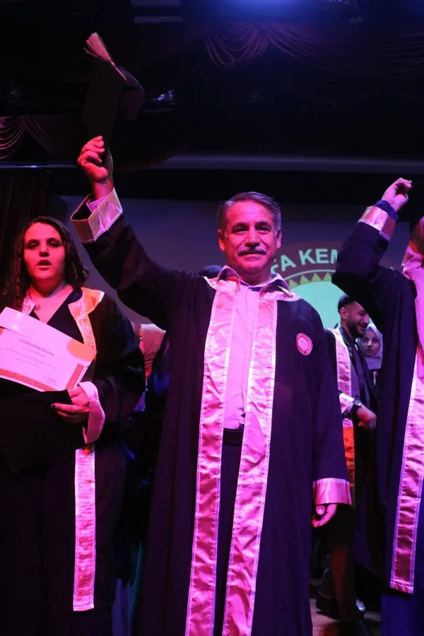 8-universitesini-birincilikle-bitirdi-63-yasindaki-ismail-amca-diplomasini-15-yasindaki-ikizleriyle-aldi-1719300792441.jpg