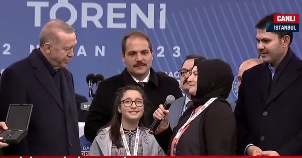 Seccade hediye edilen Başkan Erdoğan: 15 Mayıs'ta inşallah şükür namazını bu seccadede kılacağız