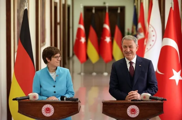 milli-savunma-bakani-hulusi-akar-alman-mevkidasinin-yuzune-karsi-soyledi-pkk-esittir-ypg-1623946185823.jpg
