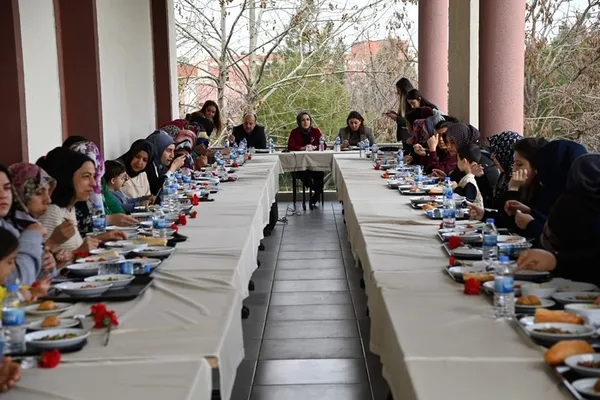 vali-ayhanin-esi-zeynep-ayhandan-depremzede-kadinlar-karanfil-1678278006970.jpg