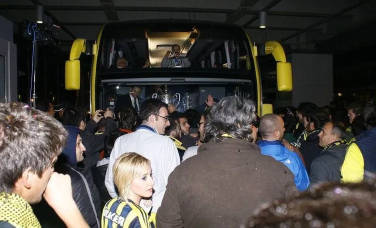 Şampiyonlar Ligi Şampiyonu Fenerbahçe yurda döndü