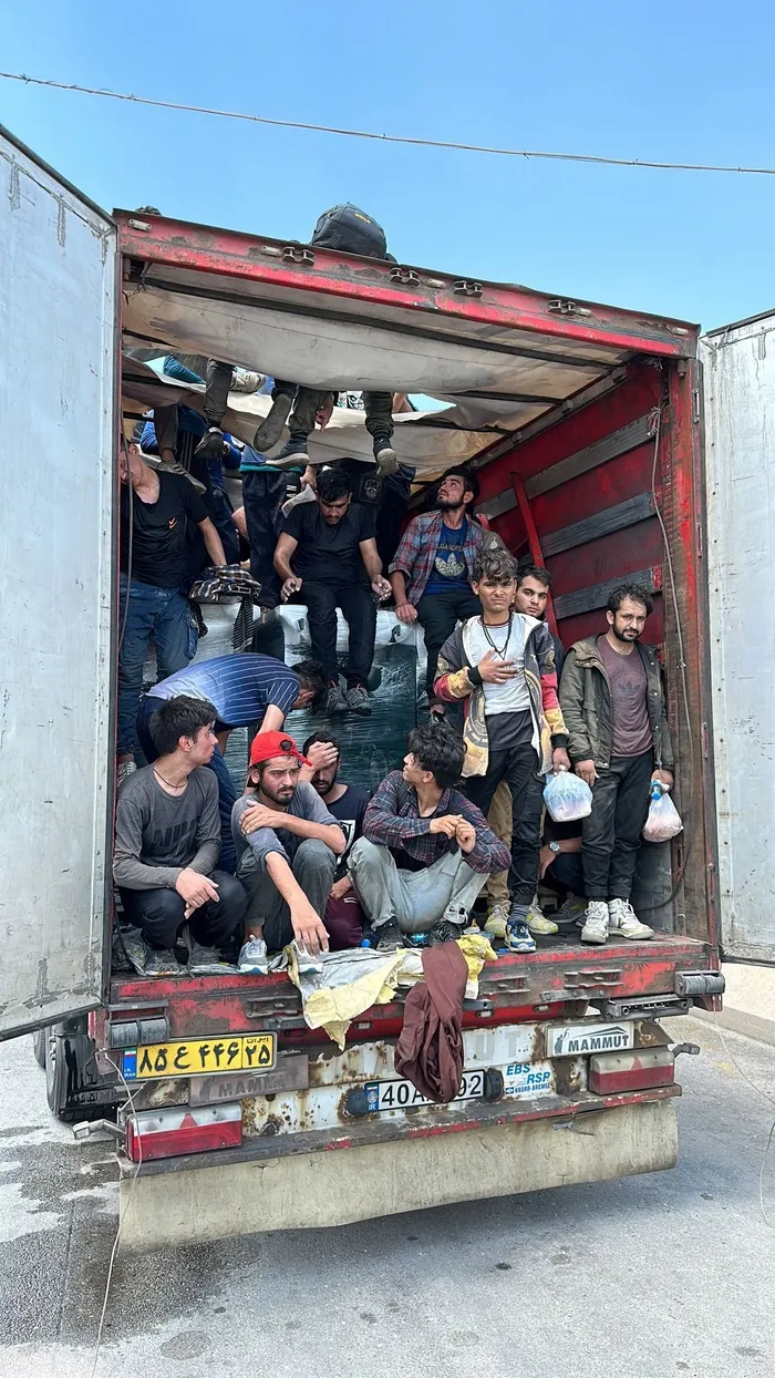 Tır dolusu kaçak göçmeni böyle yakaladılar