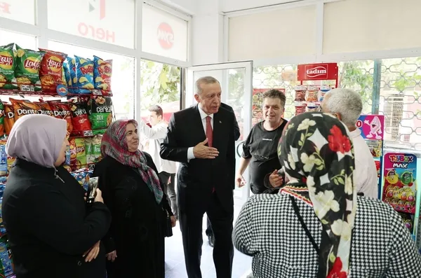 baskan-erdogan-45-kilometreyi-1-saatte-gidebildi-vatandaslardan-buyuk-sevgi-seli-1693658535226.jpg
