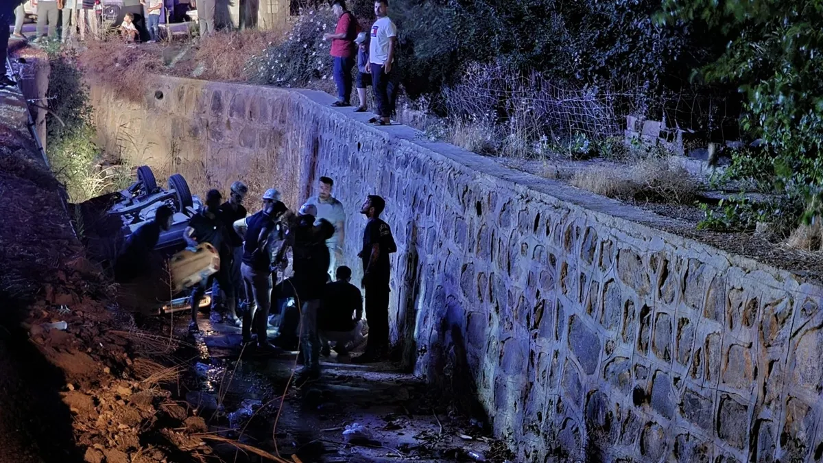 Şanlıurfa’da otomobil tahliye kanalına düştü! 4 yaralı Şanlıurfa’da otomobil tahliye kanalına düştü! 4 yaralı