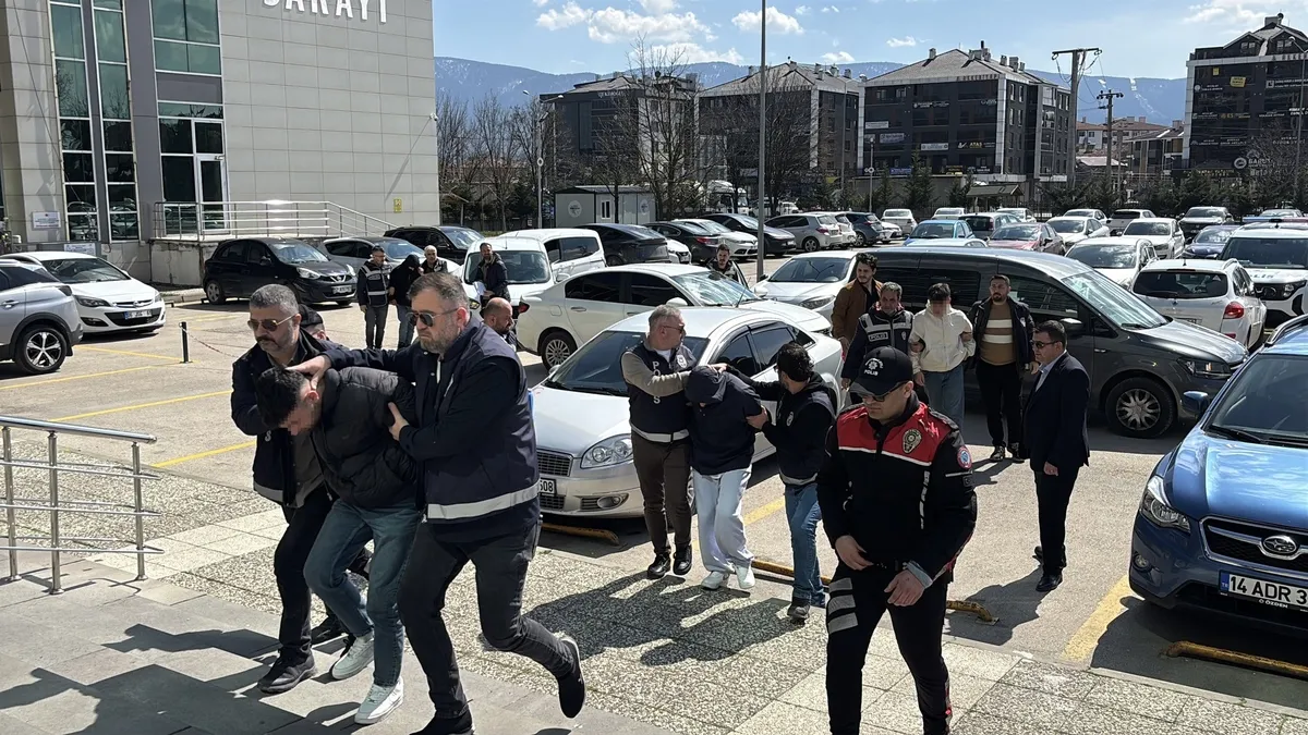 SON DAKİKA… Bolu’da polis ekipleri dedektif gibi iz sürdü! Alkollü mekanı kurşunlayan 2’si çocuk 4 kişi 300 saatlik kamera görüntüsü ile yakalandı SON DAKİKA… Bolu’da polis ekipleri dedektif gibi iz sürdü! Alkollü mekanı kurşunlayan 2’si çocuk 4 kişi 300 saatlik kamera görüntüsü ile yakalandı