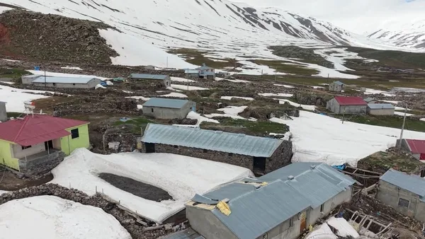 mayis-ayinda-kar-esareti-yayla-koyleri-drone-ile-goruntulendi-1778242680969.jpg