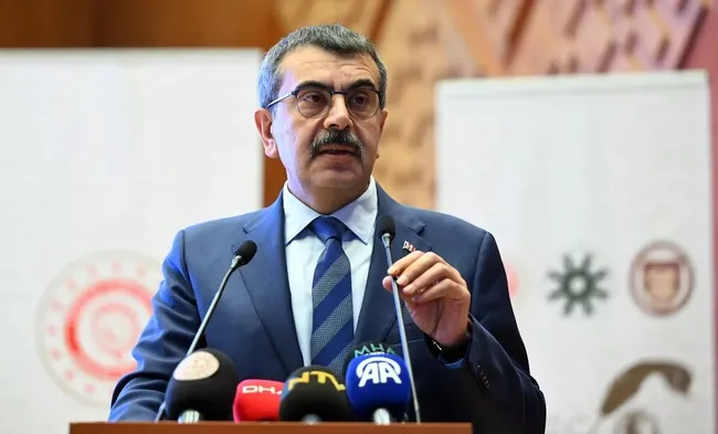 bakan-tekinden-lgs-iddialarina-yanit-719-ogrencinin-tum-sorularu-dogru-yanitlamasi-saglikli-bir-durum-1752687803557.jpeg Bakan Tekin’den LGS iddialarına yanıt! 719 öğrencinin tüm sorularu doğru yanıtlaması sağlıklı bir durum”
