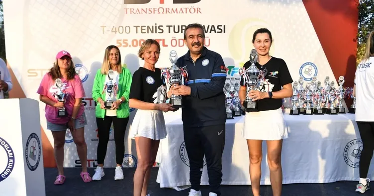 Şampiyon tenisçiler kupalarını aldı