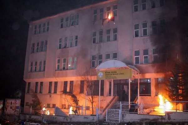 Tunçeli'de öğrenciler yurdu ateşe verdi