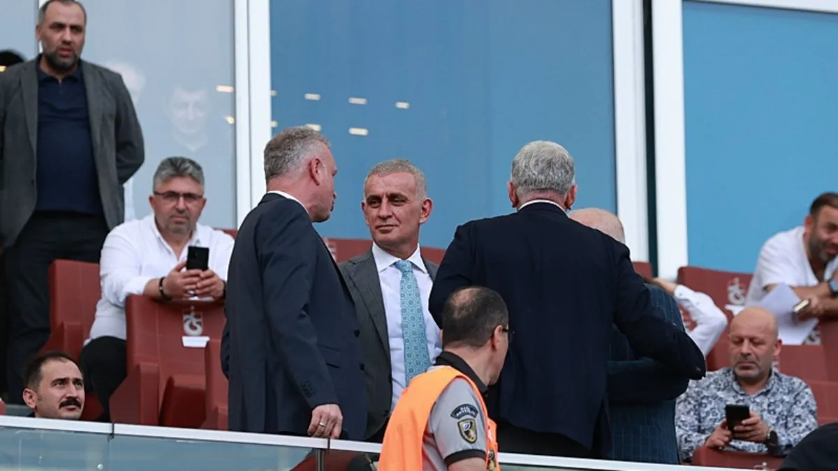 Son dakika haberi: Trabzonspor taraftarından TFF Başkanı İbrahim Hacıosmanoğlu'na tepki! Tribünlerde istifa sesleri...