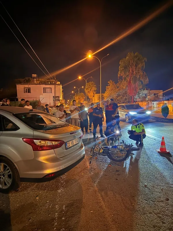 osmaniyede-motosiklet-ile-otomobil-carpisti-2-kisi-yaralandi-1759861813160.jpg