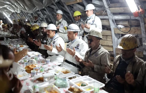 bakan-bayraktar-maden-iscileriyle-iftar-yapti-1712130670432.jpg
