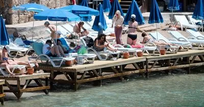Antalya’da şehir merkezindeki Mermerli Plajı, turistlerle doldu