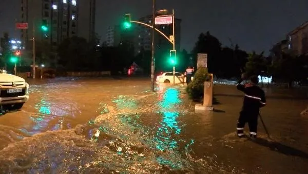 Son dakika: Meteoroloji'den İstanbul ve 6 il için turuncu, 15 ile sarı kodlu uyarı! Esenyurt'ta kuvvetli sağanak su baskınlarına neden oldu