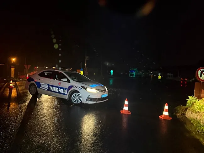 sakaryada-saganak-nedeniyle-bazi-yollar-ulasima-kapandi-1792086926087.jpeg
