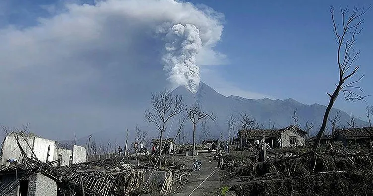 Endonezya’da Merapi Yanardağı’nda patlama