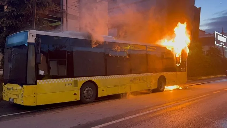 İstanbul’da İETT otobüsü alev topuna döndü: Yaşanan patlamalar kamerada!