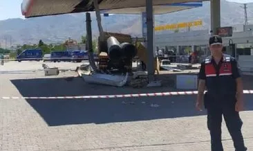 Elazığ'da kamyon akaryakıt istasyonuna girdi: Yaralılar var! #elazig