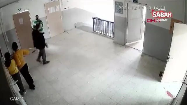 Aksaray'da öğretmen Ali Rıza Y. öğrenciyi yumruk atıp boğazını sıktı! Dehşet anları kameraya yansıdı! | Video