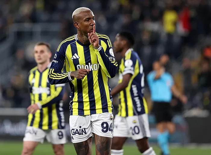 fenerbahcede-talisca-gollerini-surdurdu-edsona-taraftar-tepkisi-1777763178391.jpeg